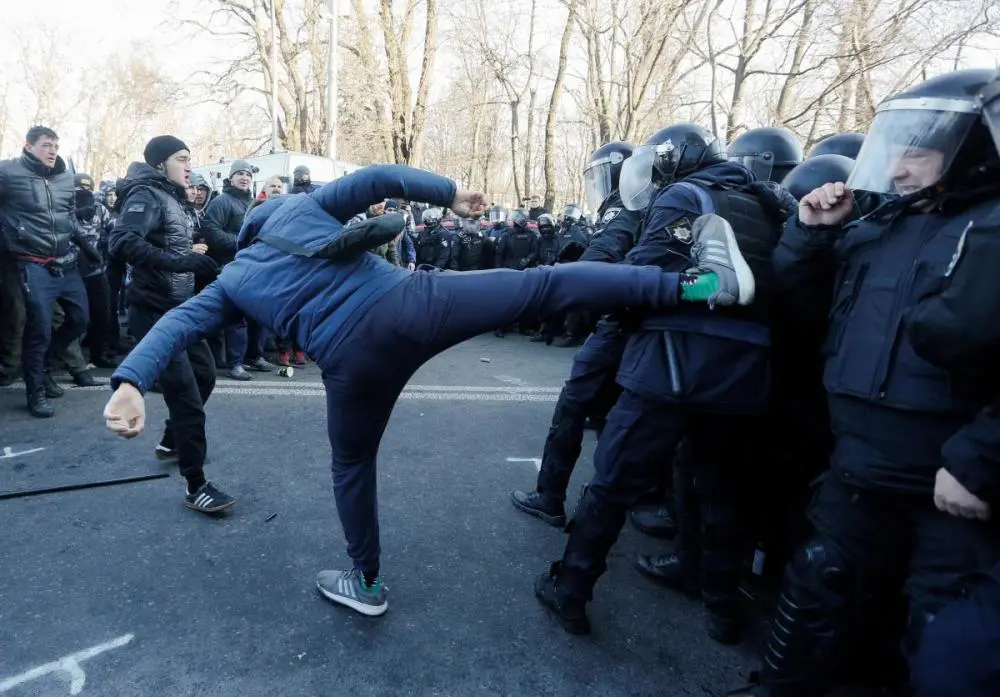 图片[2]-乌克兰多个爆发民众游行示威活动致17名警察伤(图)-4747i站长资讯